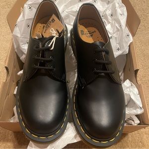 Dr. Martens Women Low Top Black Shoes Size 7